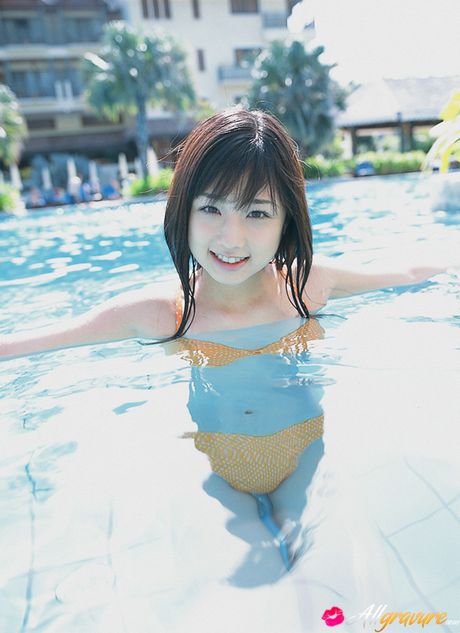 Brunette Yuko Ogura is posing outdoors in her sexy bikini