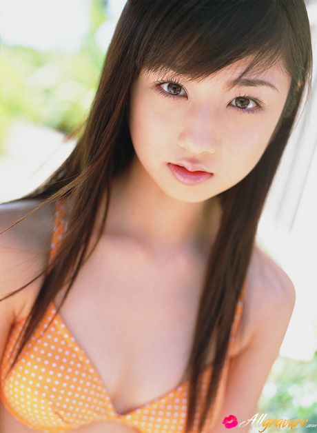 Brunette Yuko Ogura is posing outdoors in her sexy bikini