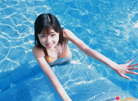 Brunette Yuko Ogura is posing outdoors in her sexy bikini