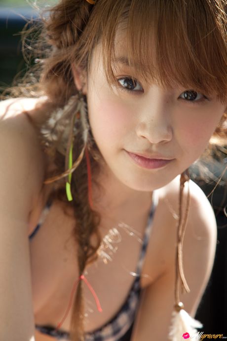 Den asiatiske skønhed Ai Takahashi viser sine naturlige små bryster frem og poserer udendørs med en hat