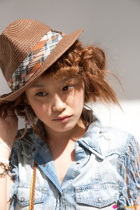 Den asiatiske skønhed Ai Takahashi viser sine naturlige små bryster frem og poserer udendørs med en hat