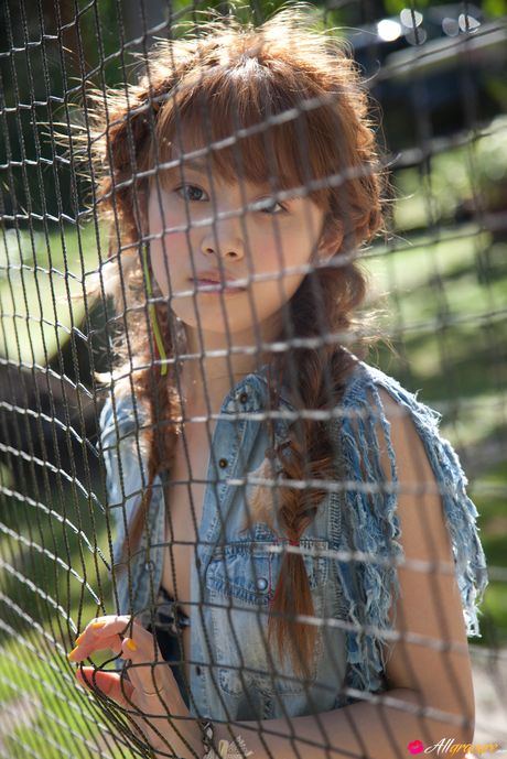 Den asiatiske skønhed Ai Takahashi viser sine naturlige små bryster frem og poserer udendørs med en hat