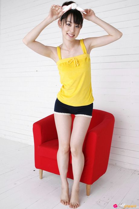 亞洲美女秋山莉娜脫下胸罩和內褲，展現自己的身材