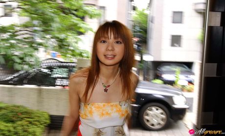 茶色の目をした日本の美女が小さなおっぱいと毛のないオマンコを披露