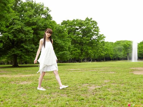 亞洲女孩 Rina Aizawa 穿著白色連身裙，展示她迷人的胸部和姿勢