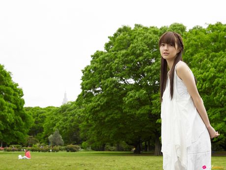 亞洲女孩 Rina Aizawa 穿著白色連身裙，展示她迷人的胸部和姿勢