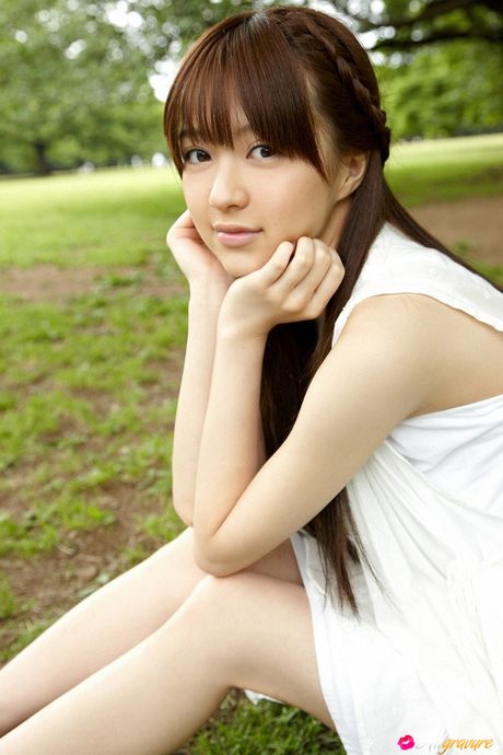 亞洲女孩 Rina Aizawa 穿著白色連身裙，展示她迷人的胸部和姿勢