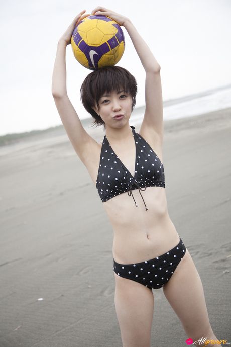 美麗的日本寶貝 Saki Shimizu 展示她天然的小乳房和剃光的陰部