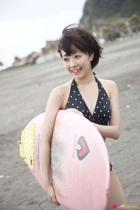 美しい日本のベイビー、清水咲が彼女の自然な小さなおっぱいと彼女のパイパンマンコを披露