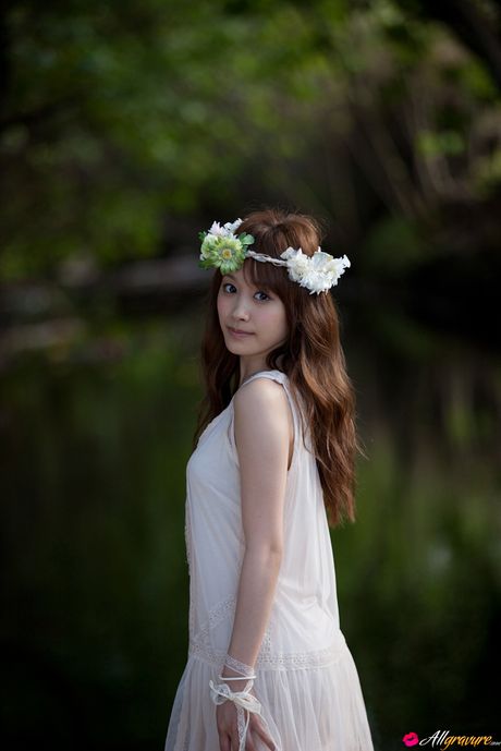 Asiatisk skønhed Ai Takahashi tager sin bikini af i et køkken