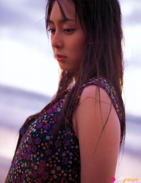アジアの表紙ガール、秋山里奈が平らな胸を強調し、ソロでポーズをとる