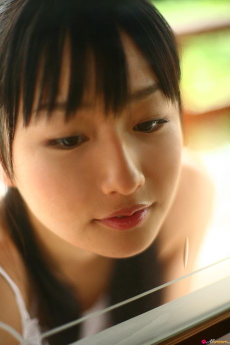 亞洲美女西村瑞穗展示她的小胸部並獨自擺姿勢