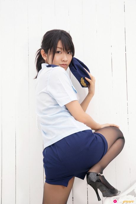 亞洲娃娃 Asami Tada 脫下白色內褲，露出她的大屁股