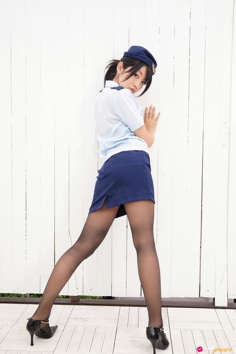 亞洲娃娃 Asami Tada 脫下白色內褲，露出她的大屁股