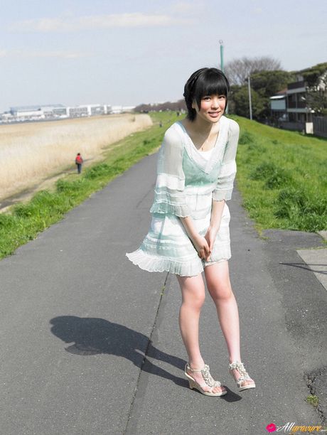 Asiatisk babe Moe Arai viser sine teenage bryster og viser sin naturlige form udendørs