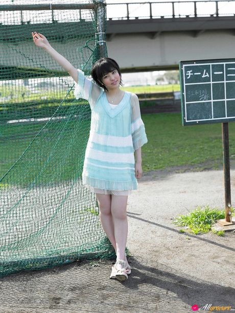 Asiatisk babe Moe Arai viser sine teenage bryster og viser sin naturlige form udendørs