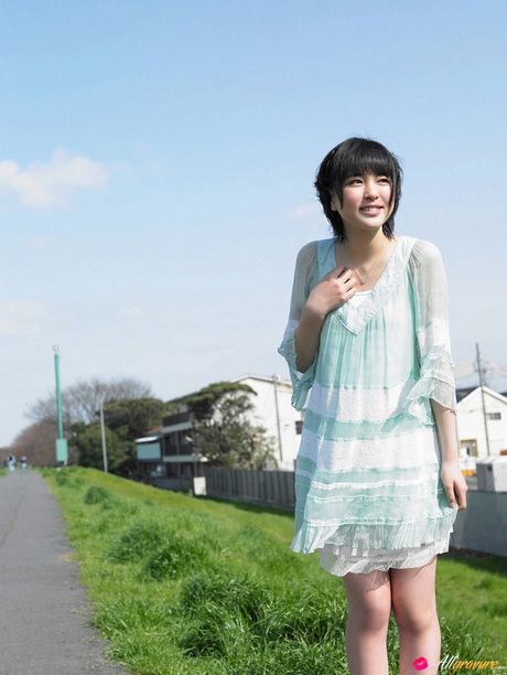 Asiatisk babe Moe Arai viser sine teenage bryster og viser sin naturlige form udendørs