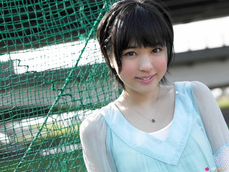 Asiatisk babe Moe Arai viser sine teenage bryster og viser sin naturlige form udendørs