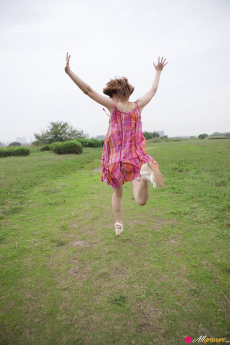 Aiko 是一位甜美性感的亞洲寶貝，喜歡裸體擺姿勢