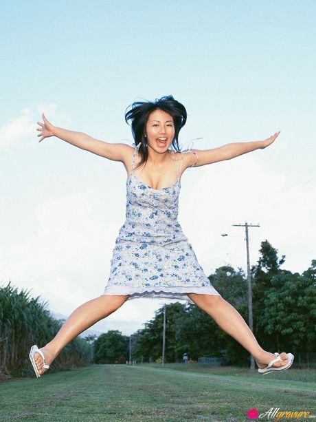 亞洲女孩 Sayaka Isoyama 展示她完美的臀部並獨自擺姿勢