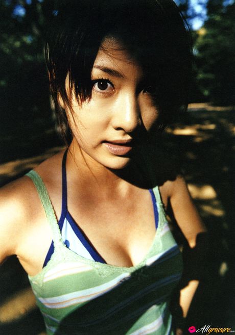 Asiatisk skønhed Saki Seto præsenterer sine små bryster og poserer solo