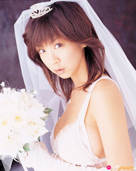 Excellent Asian bride Aki Hoshino presents her amazing boobs and her hot ass in a solo