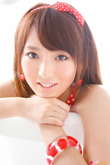 棕眼日本美女佐藤由香里炫耀她的小乳房和光禿陰部