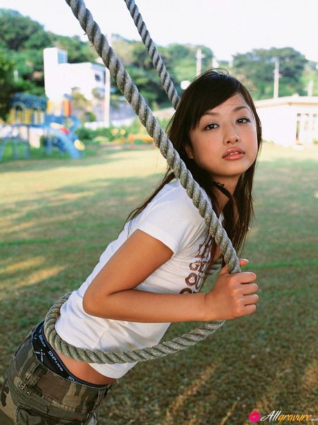 Asiatisk skønhed Risa Kudo bliver nøgen på en gynge i en rød bikini