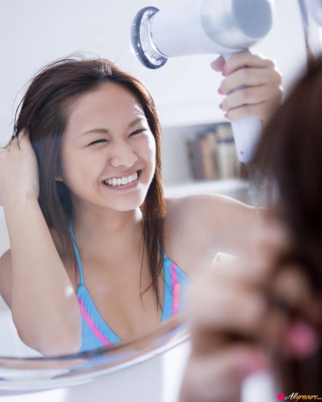 才華橫溢的日本美女 Natsumi Kamata 展示她漂亮的乳房並獨自擺姿勢