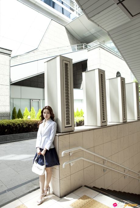 亞洲寶貝 Saki Seto 展示她完美的臀部並獨自擺姿勢