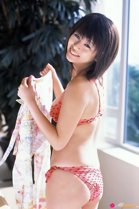 亞洲美女 Yuka Kosaka 在手指性交前脫掉比基尼