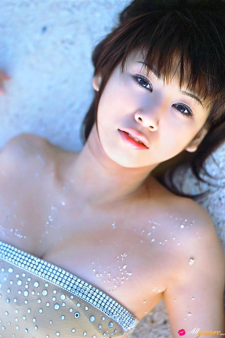亞洲美女 Yuka Kosaka 在手指性交前脫掉比基尼