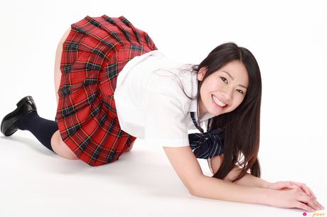 亞洲女孩 Kiho 展示她的小乳房並穿著格子裙擺姿勢