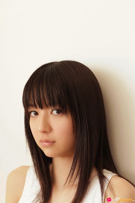 亞洲娃娃 Rina Aizawa 在裸體模特演出前脫掉她的裙子