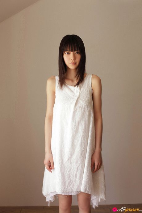 亞洲娃娃 Rina Aizawa 在裸體模特演出前脫掉她的裙子