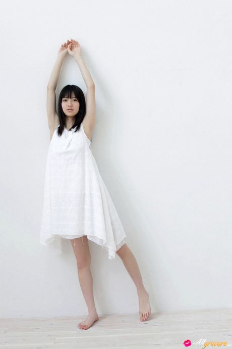 亞洲娃娃 Rina Aizawa 在裸體模特演出前脫掉她的裙子