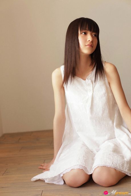 亞洲娃娃 Rina Aizawa 在裸體模特演出前脫掉她的裙子