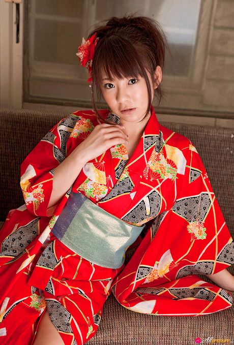 亞洲美女初音ノリ脫下紅色和服，穿著高跟鞋裸體走秀