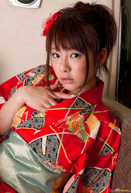 亞洲美女初音ノリ脫下紅色和服，穿著高跟鞋裸體走秀