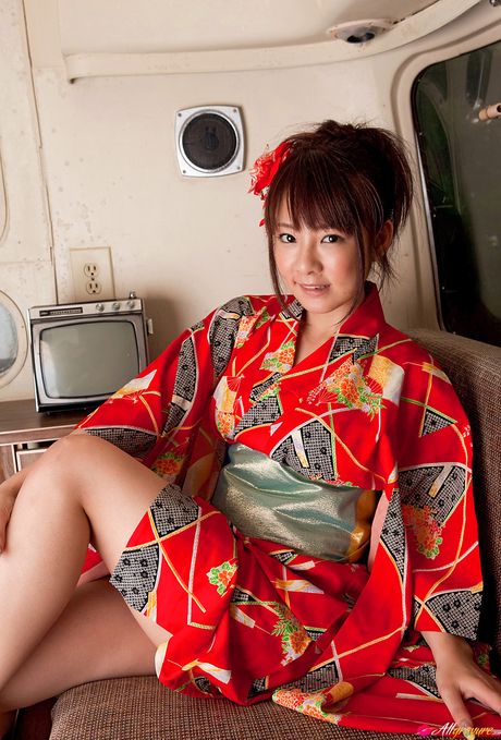 亞洲美女初音ノリ脫下紅色和服，穿著高跟鞋裸體走秀