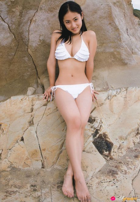 亞洲女孩 Saaya Irie 在花田裡的毯子上裸體