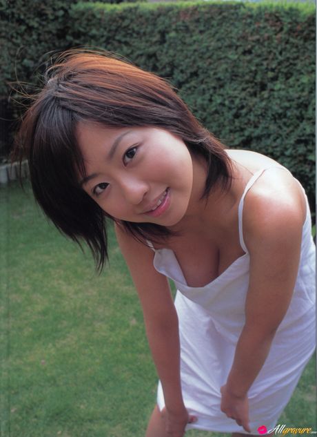 Asiatisk teenager Hitomi Kitamura viser sine store bryster og modeller i den rå udendørs