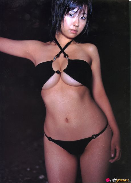 Asiatisk teenager Hitomi Kitamura viser sine store bryster og modeller i den rå udendørs