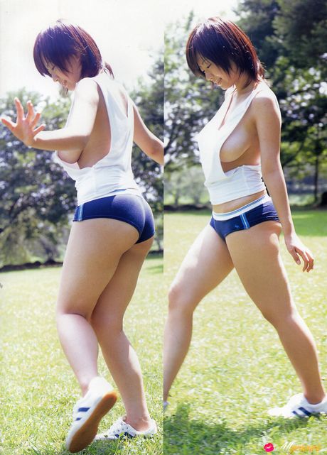 Asiatisk teenager Hitomi Kitamura viser sine store bryster og modeller i den rå udendørs