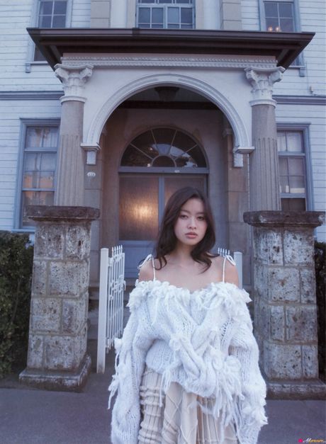 亞洲寶貝 Sayaka Yoshino 在獨奏中展示了她堅挺的乳房和無毛的陰部