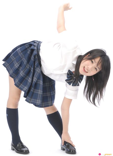 小柄な日本人の女の子、桐山瑠衣が教室で服を脱ぎ、大きなお尻を露わにする