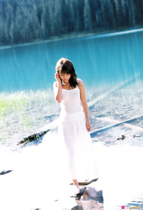 Brown-eyed Japanese beauty Eri Kamei is a sweetie to look at