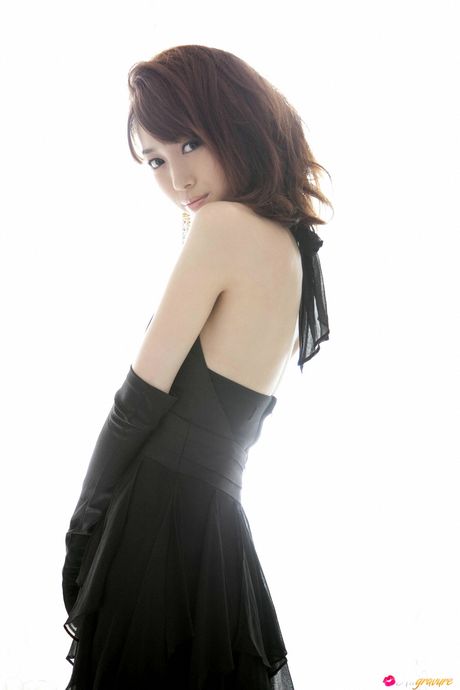 亞洲女孩 Mizuho Hata 展示她的大乳房並獨自擺姿勢