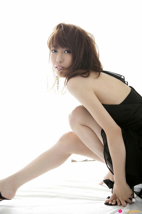 亞洲女孩 Mizuho Hata 展示她的大乳房並獨自擺姿勢