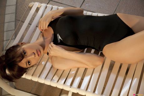 亞洲女孩 Mizuho Hata 展示她的大乳房並獨自擺姿勢